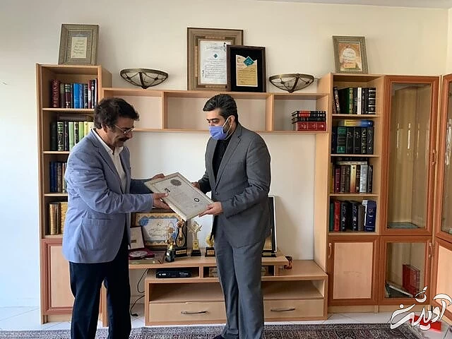 اعطای نشان درجه یک آواز به علیرضا افتخاری